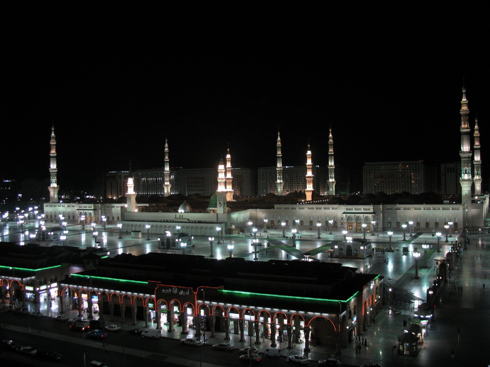 Al-Masjid an-Nabawi illuminated at night in Madinah